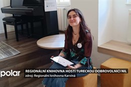 V Regionální knihovně Karviná pomáhá dobrovolnice Nil z Turecka