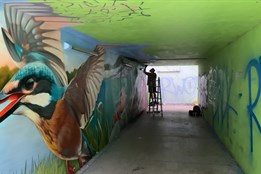 Podchod železnice mezi sídlišti ožívá graffiti Proroka