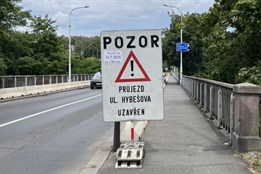 Pro řidiče projíždějící Karlovými Vary začínají komplikace. Opravy uzavřou průtah městem