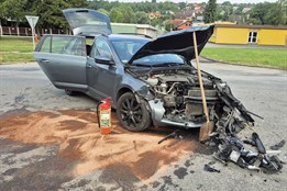 Ve Valašském Meziříčí vzplálo auto za jízdy, ve Slušovicích se srazily dva osobáky