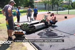 U jablunkovské školy město opravuje chodník a staví nový bruslařský ovál