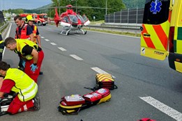 Na D48 u Rychaltic havaroval motorkář, do nemocnice letěl vrtulníkem