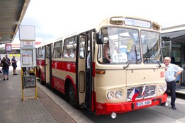 Nadšenci do historie dopravy se mohli svézt Karosami z 80. let