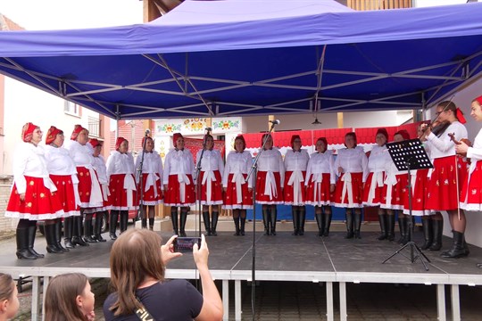 Léto přivítaly sbory zpěvem v zahradě restaurace U Racka
