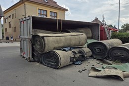 Úterní dopravní nehody: Srážka tří vozidel na E50, zraněný motorkář u Žeranovic a převrácený náklaďák v Kudlovicích