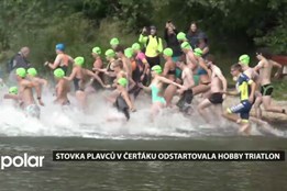 Stovka plavců v Čerťáku odstartovala hobby triatlon