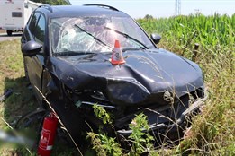 Auta po nehodě skončila v poli, tři zranění v nemocnici