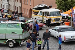 Autobus s lodí i auto se zvuky tramvaje mohli v sobotu obdivovat lidé v Černošíně