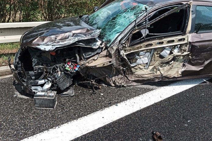 Střet dodávky s osobákem uzavřel silnici E50 u Kunovic. Na Zlínsku narazil řidič do stromu