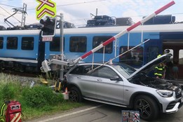 Auto zastavilo na přejezdu, závory ho uvěznily