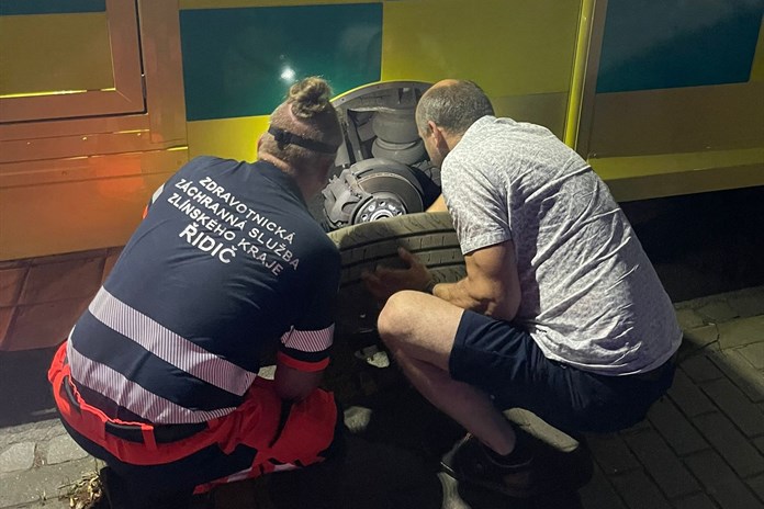 I záchranáři potřebují někdy zachránit. U sanitky s defektem zastavil řidič a nabídl nezištnou pomoc