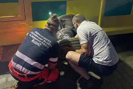 I záchranáři potřebují někdy zachránit. U sanitky s defektem zastavil řidič a nabídl nezištnou pomoc