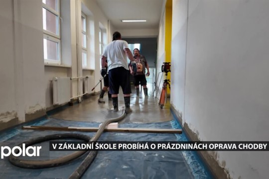 V ZŠ v Horní Suché probíhá o prázdninách oprava chodby
