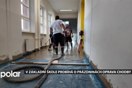V ZŠ v Horní Suché probíhá o prázdninách oprava chodby