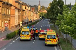 Motorkář jel v Krnově kolem vážné nehody, nedával pozor a havaroval také