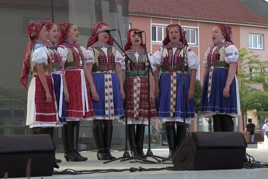 Horňácký večer spolehlivě zaplnil náměstí Míru