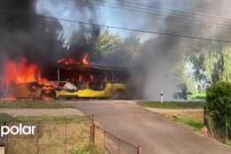 V Ropici kompletně shořel autobus, cestující i řidič před plameny stihli utéct