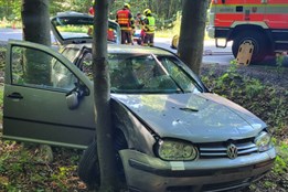 Vážná nehoda v Šilheřovicích, po nárazu do stromu zaklíněného řidiče vyprostili hasiči