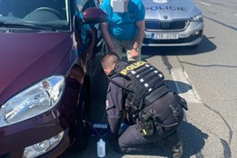 81letý řidič netušil, že jede s píchlou pneumatikou. Policisté pomohli s výměnou kola