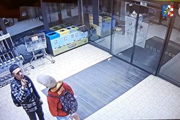 Kdo ukradl kolo? Pomoci s objasněním mohou muži zachyceni kamerou