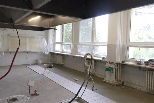 Strávníci ZŠ Trávníky si po prázdninách užijí novou a bezpečnější kuchyň