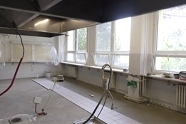 Strávníci ZŠ Trávníky si po prázdninách užijí novou a bezpečnější kuchyň
