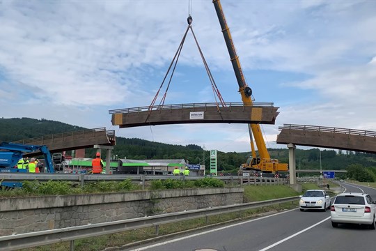 Oblouková lávka na Bobrkách šla po 15 letech k zemi