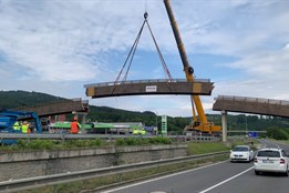 Oblouková lávka na Bobrkách šla po 15 letech k zemi