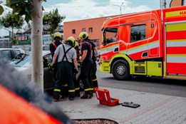 Psa uvězněného v autě bleskově zachránili ostravští hasiči