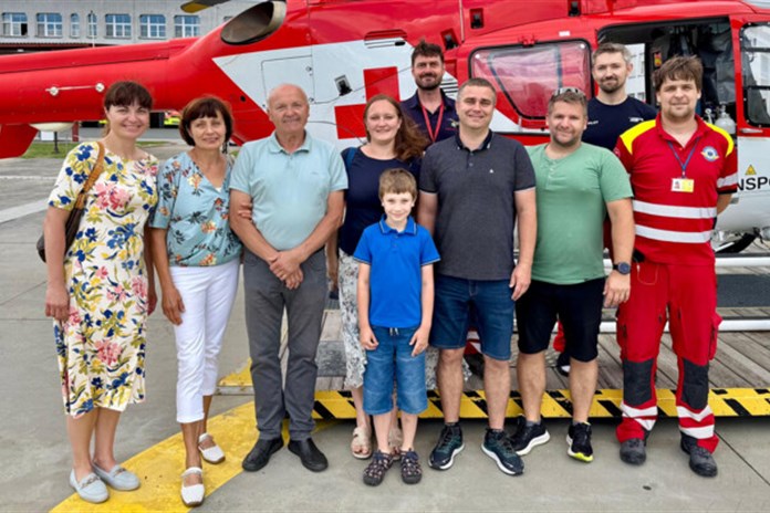 Letečtí záchranáři přivedli muže zpět k životu. Po roce jim přišel poděkovat