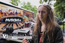 Speciální autobus přivezl do školy hudbu