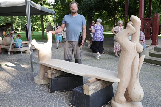 Smetanovy sady v Prostějově zdobí lavičky z letošního Dřevosochání