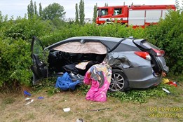 Tři lidé se těžce zranili při čelním střetu aut v Liticích, jeden muž bojuje o život