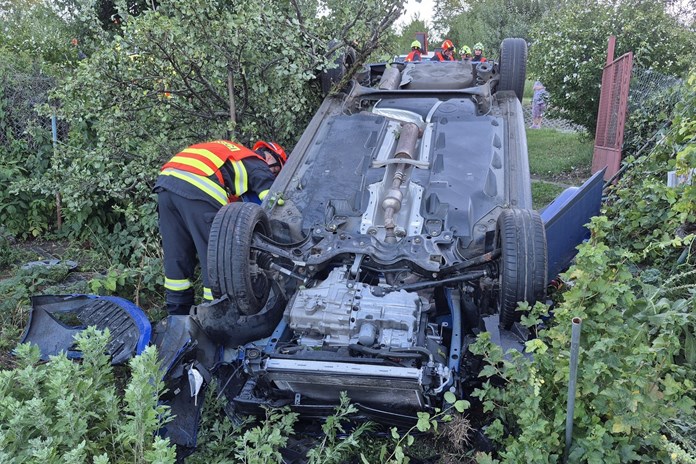 Opilý řidič boural v Polešovicích. Auto skončilo převrácené v zahradě rodinného domu
