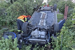 Opilý řidič boural v Polešovicích. Auto skončilo převrácené v zahradě rodinného domu