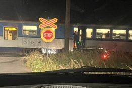 Na přejezdu u Otic se srazil vlak s osobním autem