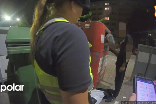 Strážnice objevily hledaného muže. S kumpánem vytahoval z kontejneru elektroodpad
