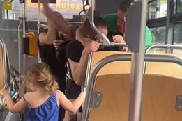 Revizoři se v Ostravě porvali s mužem a ženou s malými dětmi