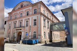 Mohelnická radnice se opravuje. Nový nábytek vyrobí vězni z Mírova