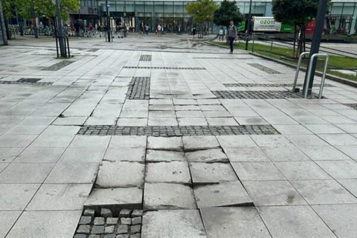 Ostrava opraví další poškozenou dlažbu u Nové Karoliny