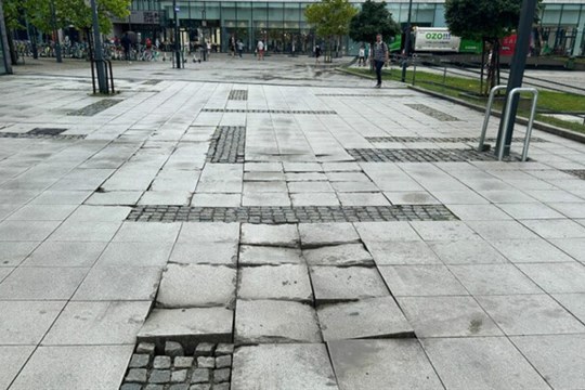 Ostrava opraví další poškozenou dlažbu u Nové Karoliny