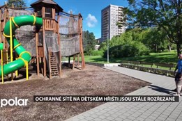 V Havířově mládež rozřezává ochranná lana na dětské sestavě