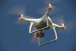 Nový dron odhalí černé skládky a pomůže při povodních v regionu