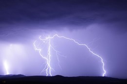 Na západní Čechy se valí bouřky. Meteorologové vydali výstrahu!