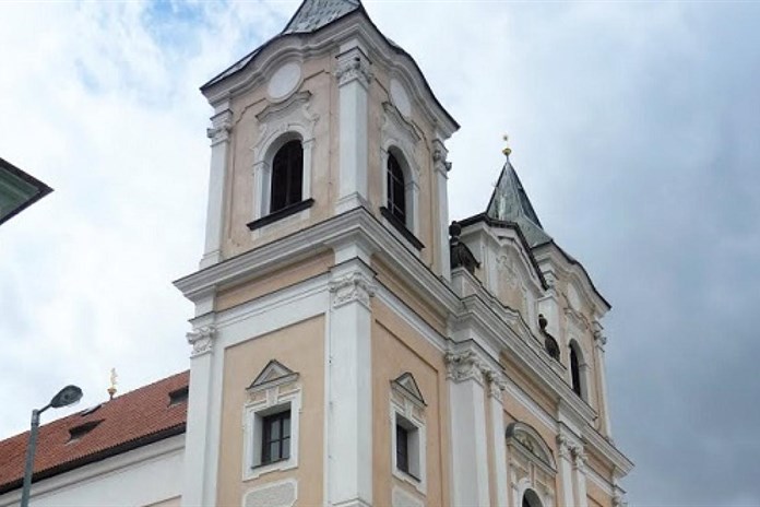 V klatovském kostele začala výstava velké světelné instalace Pavla Korbičky