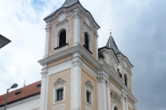 V klatovském kostele začala výstava velké světelné instalace Pavla Korbičky