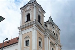 V klatovském kostele začala výstava velké světelné instalace Pavla Korbičky
