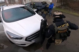 Z vězení řídil výrobu drog. Policisté zadrželi celý gang, chtěl vyrobit 750 kg pervitinu