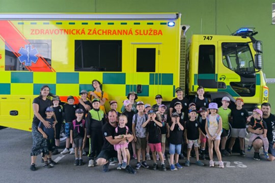 Malí hasiči navštívili ostravské záchranáře. Zaujala je sanitka i čtyřkolka