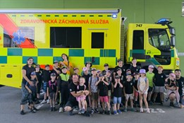 Malí hasiči navštívili ostravské záchranáře. Zaujala je sanitka i čtyřkolka